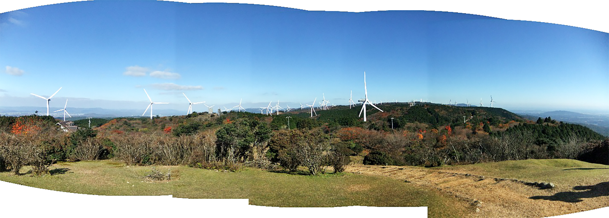 写真2　日本の大型ウインドファームの例（三重県の新青山高原風力発電所，2017年運開，2MW風車×40台，写真提供：青山高原ウインドファーム）